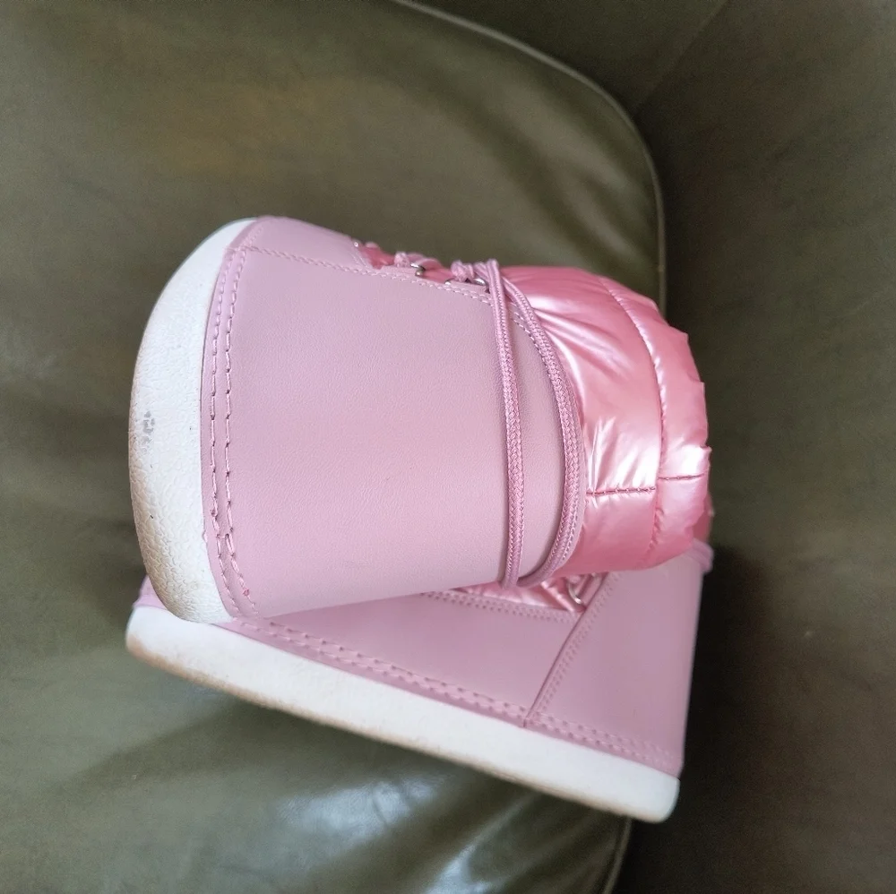 Public desire metallic pink moon boots zuri women's 5 slip on lace up puffer coa
